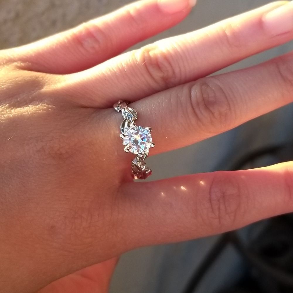 💎NEW💎 OLIVE LEAF BAND SIMULATED DIAMOND RING - Picture 3 of 8